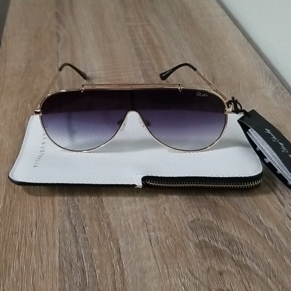 Quay Australia Accessories - SOLD ❎ay JLO El Dinero Aviator sunglasses